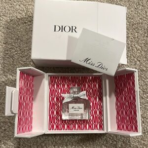 Dior Miss Dior Cute gift box w spray 5ml Best decor Brand new in box! GWP
